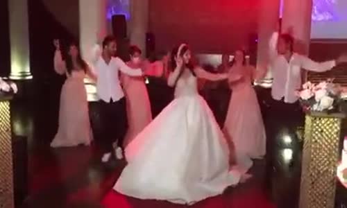 Mahsun Kırmızıgül Şarkısı ile Müthiş Bir Koreografi Gerçekleştiren Gelin ve Arkadaşları 