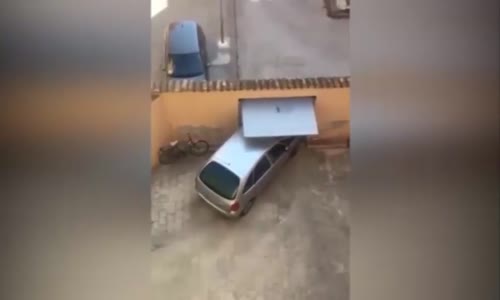 Dar Kapıdan Araba Çıkarmaya Çalışan Şaşkın Sürücü