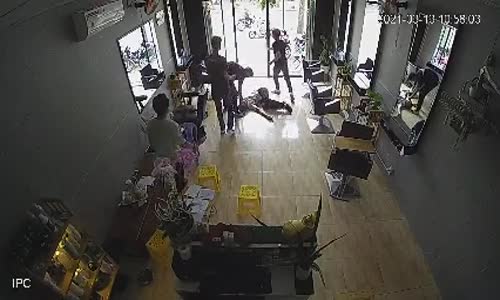 Cam Kapıyı Fark Etmeyen Elemanın Dramı 