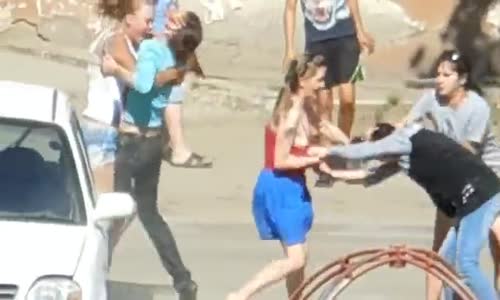 Rus Kızların Sokak Ortasında Tekme Yumruk Kavgası