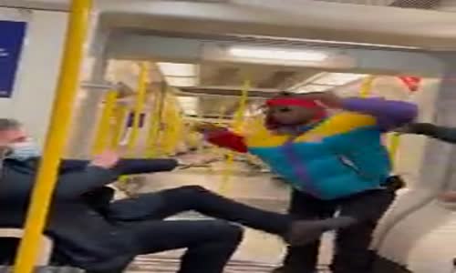 Metroda İnsanların Üzerine Düşme Şakası Yapmak 