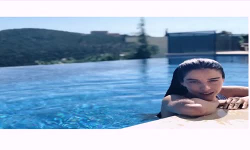 Özge Gürel Tatil'den Yeni Pozunu Paylaştı