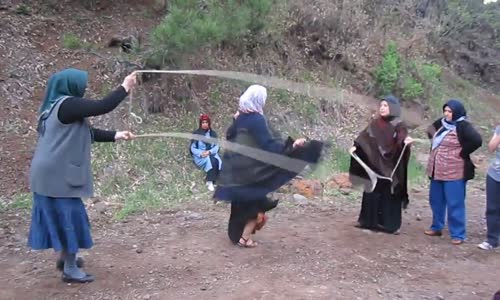 İki İple Atlayan Atletik Teyzeler