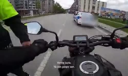 Trafik Polisi ile Motosiklet Sürücüsü Arasında Gülümseten Diyalog