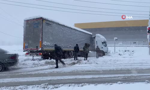 TEM Otoyolu kar nedeniyle trafiğe kapandı, D-100'de Kilometrelerce Araç Kuyruğu Oluştu