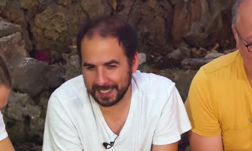 Çamurlu Suda Altın Arama Kapışması