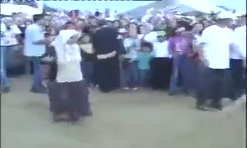 Genç Kızlara Oynama Dersi Veren Ankaralı Teyze