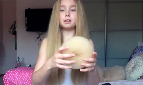 Küçük Kız Çocugu {Jessica} Topuz Yapıyor.