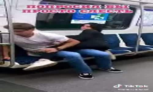 Metrodaki Erkeklerin Kucağına Atlayarak TikTok Videosu Çeken Kadınlar 