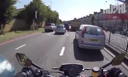 Egzoz Sesiyle Telefon Kullanan Şoförü Korkutmak