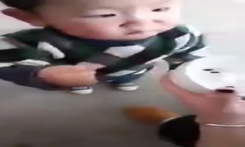 Kurbağa Balığı Yiyen Çocuk