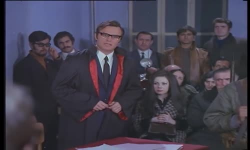 Bu Zavallı Kadın Düşmesin De Ne Yapsın