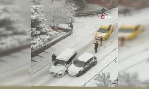 Buzlanmış yolda kayan lüks otomobil sokağı savaş alanına çevirdi - Kazada 2 kişi yaralandı 