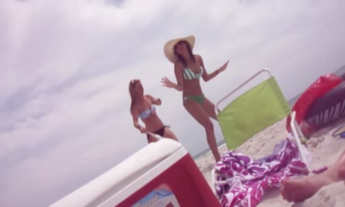 Şanslı Balık, Plajda Şakalaşan Güzel Bayanın Bacağına Saplandı Bölüm 1 ;-D 