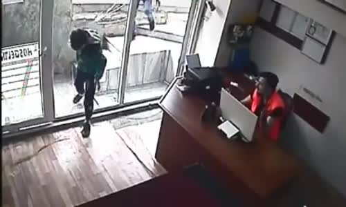 İnternet Kafede Camdan Çıkan Çocuk 