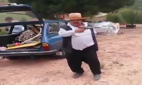 Müziğin ritmine göre ateş eden dayı