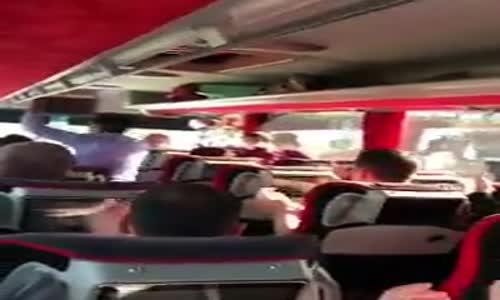 Yolcuları Taklalarıyla Coşturan Muavin