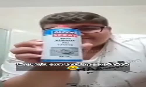 Pas Sökücüyle Diş Fırçalayan Ergen 