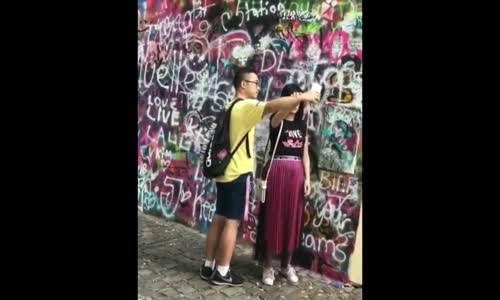 Erkek Arkadaşına Selfie Çubuğu Muamelesi Yapan Kadın