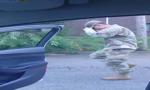 Amerikan Askerinin Giden Arabadan İnme Akımına Uyması
