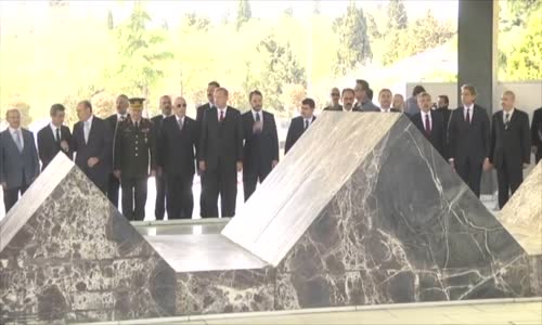 Cumhurbaşkanı Erdoğan, Özal, Menderes ve Erbakan’ın Kabirlerini Ziyaret Etti
