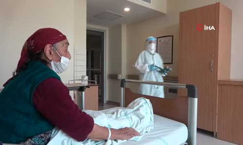 93 Yaşında Koronayı Yendi, Hastaneden Alkışlarla Uğurlandı 