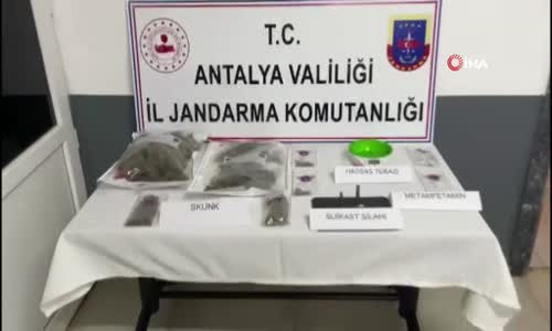 Uyuşturucu tacirlerinin üzerinde suikast tabancası ele geçirildi 