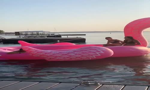 Şişme Flamingoya Sığır Gibi Atlayan Kız