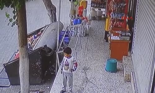 Balkondan Düşen Bebeği Esnaf Yakaladı 