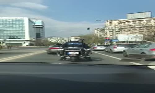 Motosikletli Polisin Keyif Dolu Dansı 