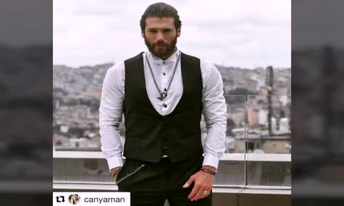 Can Yaman Kaslı Vücuduyla Objektife Böyle Poz Verdi