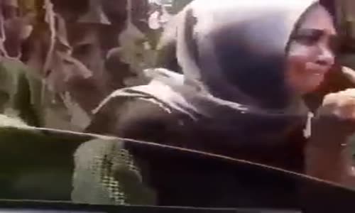 Araba Camında Makyaj Tazelerken Yakalanan Kadın