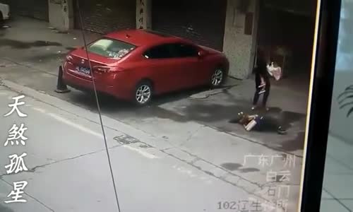 Yüksekten Düşen Köpeğin Kadını Bayıltması