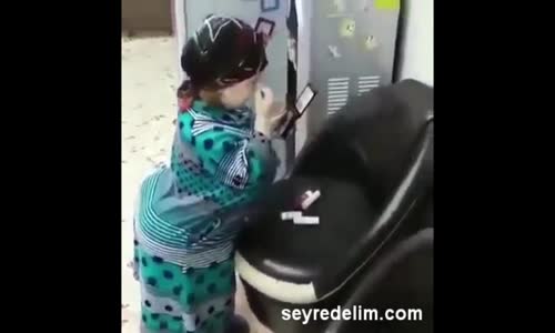 Annesinin Kıyafetlerini Giyen Sevimli Kız