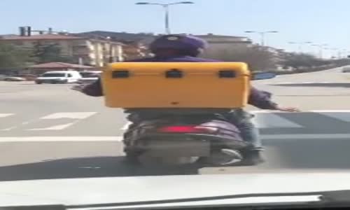 Işıklarda Coşan Moto Kurye 