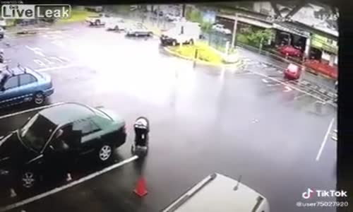 Başıboş Tekerleğin Benzin Alan Arabaya Çarpması 