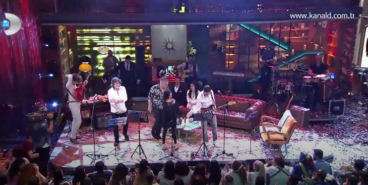 Beyaz Show-Muhteşem Bir Ekip Ve Senden Daha Güzel Şarkısı! 