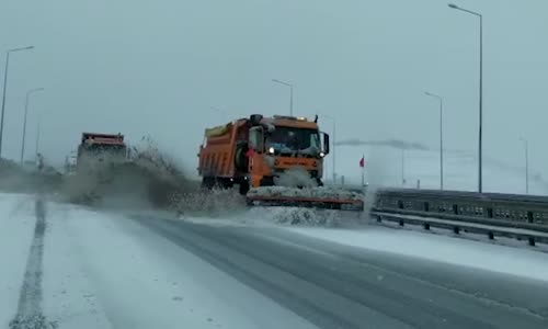 İstanbul'da Kar Yağışı Etkili Oluyor