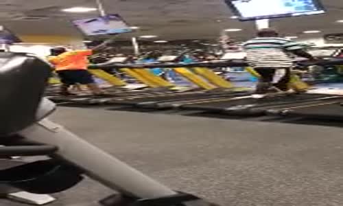 Koşu Bandında Aşırı Eğlenen Adam 