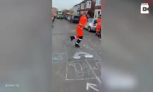 Çocukların Çizdiği Parkurda Eğlenen İşçi 