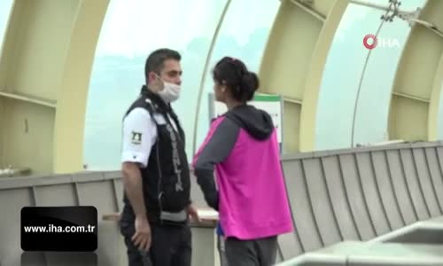 Maskesiz metroya binmek istedi, izin vermeyen güvenlik görevlisine bağırdı