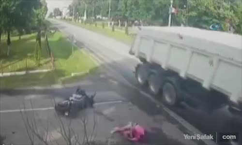 Motosikletli Sürücü TIR'a Son Sürat Çarptı