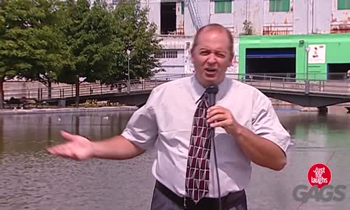 Röportaj Esnasında Havuza Düşen Muhabir