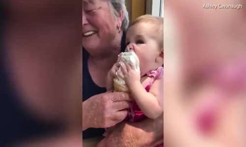 Dondurmanın Tadına Bakan Bebeğin Kendinden Geçmesi