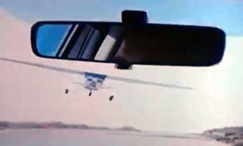 İzmir'de İlginç Kaza Uçak Arabaya Çarptı