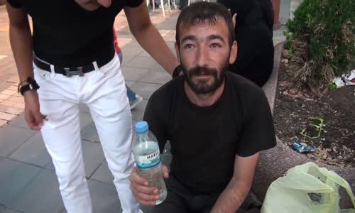 Sokakta Kolonya İçen Dayı