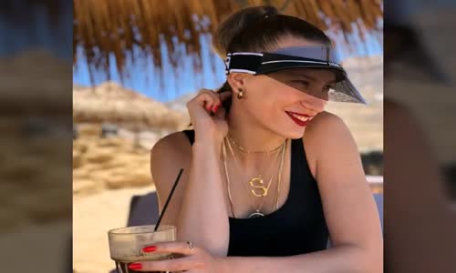 Serenay Sarıkaya Dün Gittiği Tatilden Yeni Pozlarını Paylaştı