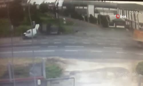 Direksiyon Başında Kalp Krizi Geçiren Sürücü Çekiciye Çarptı