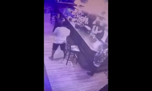 Maske Uyarısı Yapan Barmenin Yüzüne Tüküren Kadın 