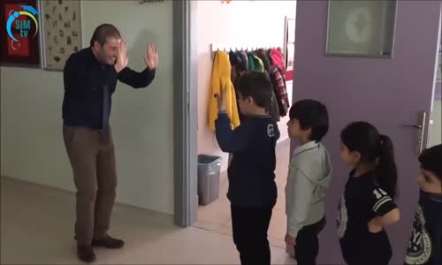 Öğrencileriyle Farklı Şekilde Selamlaşan Öğretmen (Yerli Versiyon)